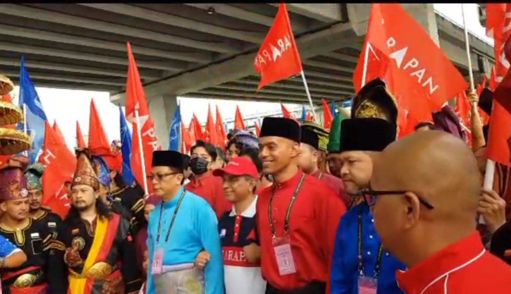 Arriving at the nomination centre alongside his comrade, Muhammad Kamri Kamaruddin, who is contesting for Bukit Antarabangsa, Altimet exuded confidence and enthusiasm.