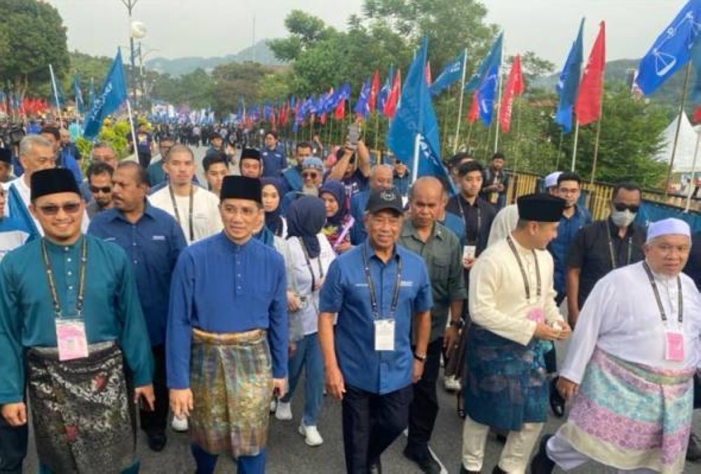 Muhyiddin and Azmin with PN leaders and supporters arrive at the nomination centre at SMK Sungai Pusu, Gombak this morning. - Photo by Awani