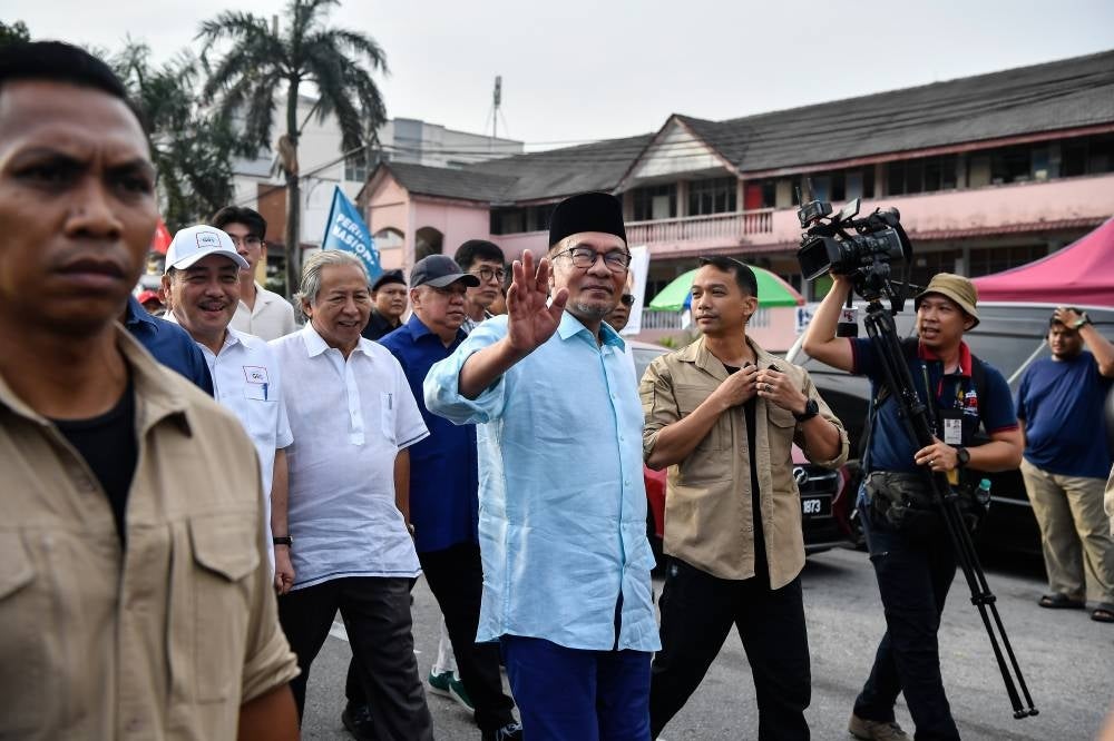The Prime Minister who is also the Chairman of Pakatan Harapan (PH) Datuk Seri Anwar Ibrahim (centre) was present to support PH candidates at the nomination center for the State Election at Dewan Mutiara Bestari, Sekolah Menengah Kebangsaan Sungai Pusu, Batu 7 Gombak today. Photo by Bernama 