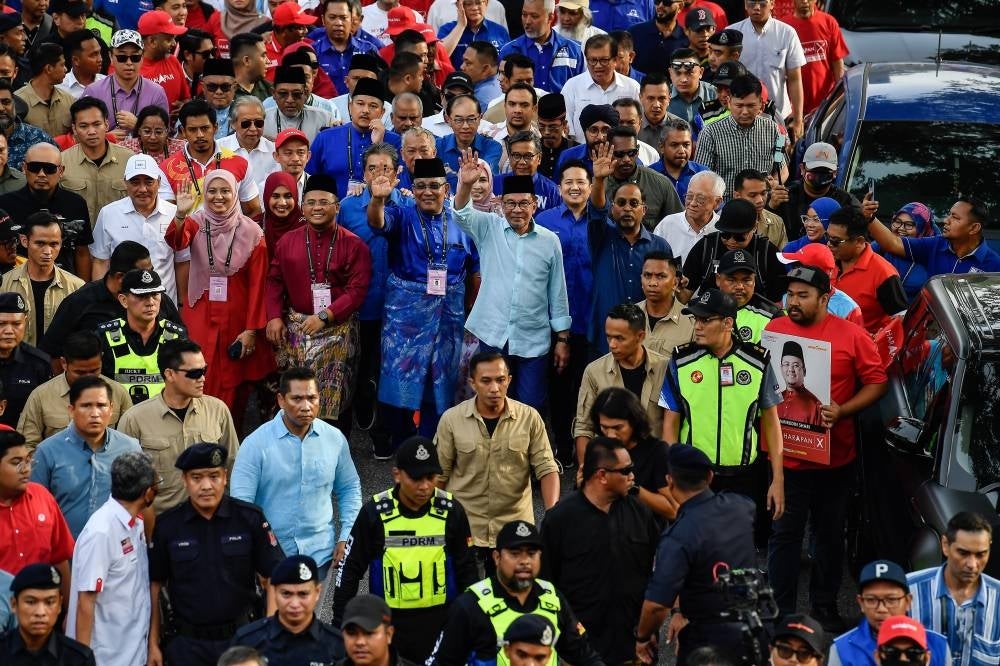 Anwar Ibrahim with Amirudin, Megat Zulkarnain and Juwairiya at Sekolah Menengah Kebangsaan Sungai Pusu, Batu 7, Gombak. Photo by Bernama