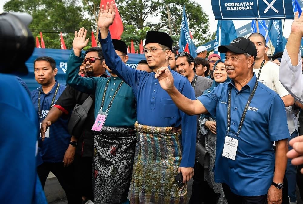 Muhyiddin with Azmin at Sekolah Menengah Kebangsaan Sungai Pusu, Batu 7, Gombak. Photo by Bernama