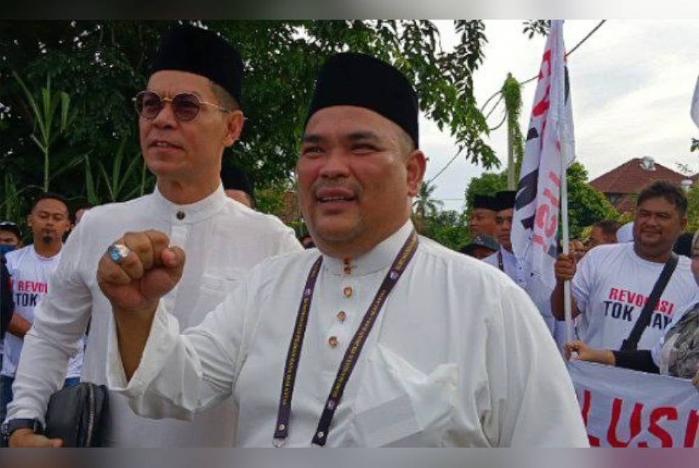 Fauzi (left) showing support for Suzainal who will be contesting in the Tendong state assembly seat.