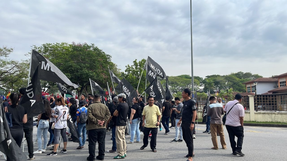 Muda supporters chanting "Muda sudah mula". PIcture by Wala Abdul Muiz.