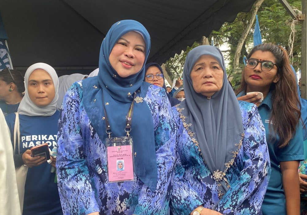 Former Women, Family and Community Development Minister, Datuk Seri Rina Harun with her mother Taiyibah Rosli, 72. - Bernama PIX