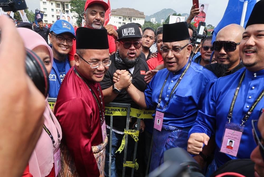 Selangor PH chairman Datuk Seri Amirudin Shari (second from left) said the nomination process for all 56 PH and BN candidates under the Selangor State Unity concept has proceeded smoothly today. - BERNAMA 