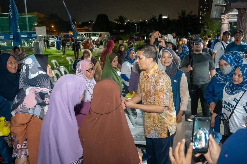 Azmin pledged to uphold the Selangor's status and serve its people to the best of his abilities if entrusted with a mandate. - Photo taken from Azmin Ali's Facebook