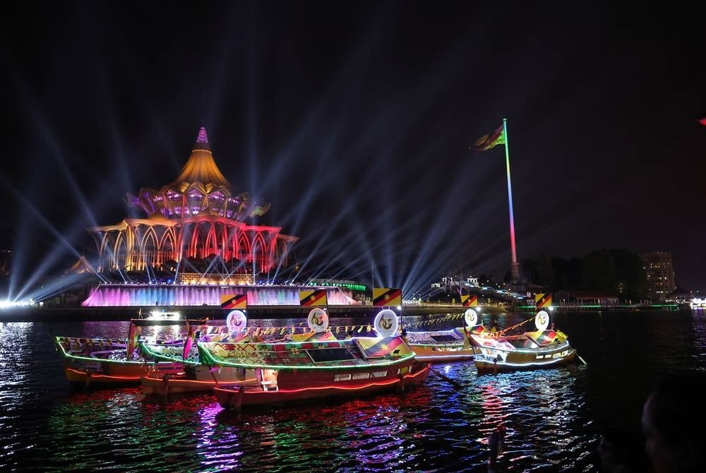 After a decade of the parade of decorated boats not being held in the state, the Sarawak River was once again enlivened with colourful neon lights last night, in conjunction with the 60th anniversary of Sarawak's independence. - BERNAMA 