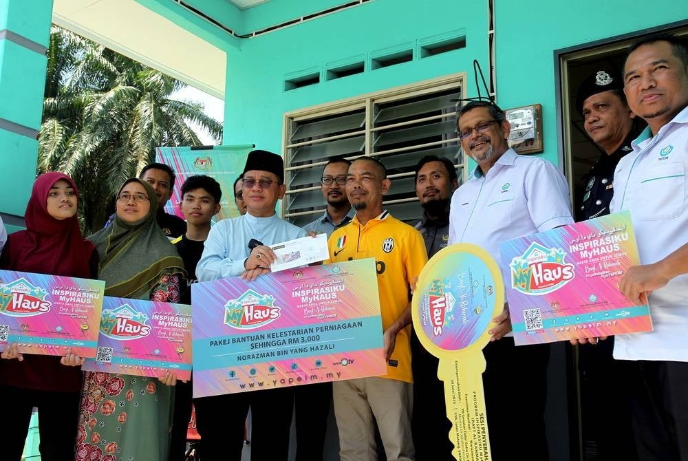 Candidates contesting in the six state elections should maintain good manners and not insult others when campaigning, said Minister in the Prime Minister's Department (Religious Affairs) Datuk Dr Mohd Na'im Mokhtar. - BERNAMA