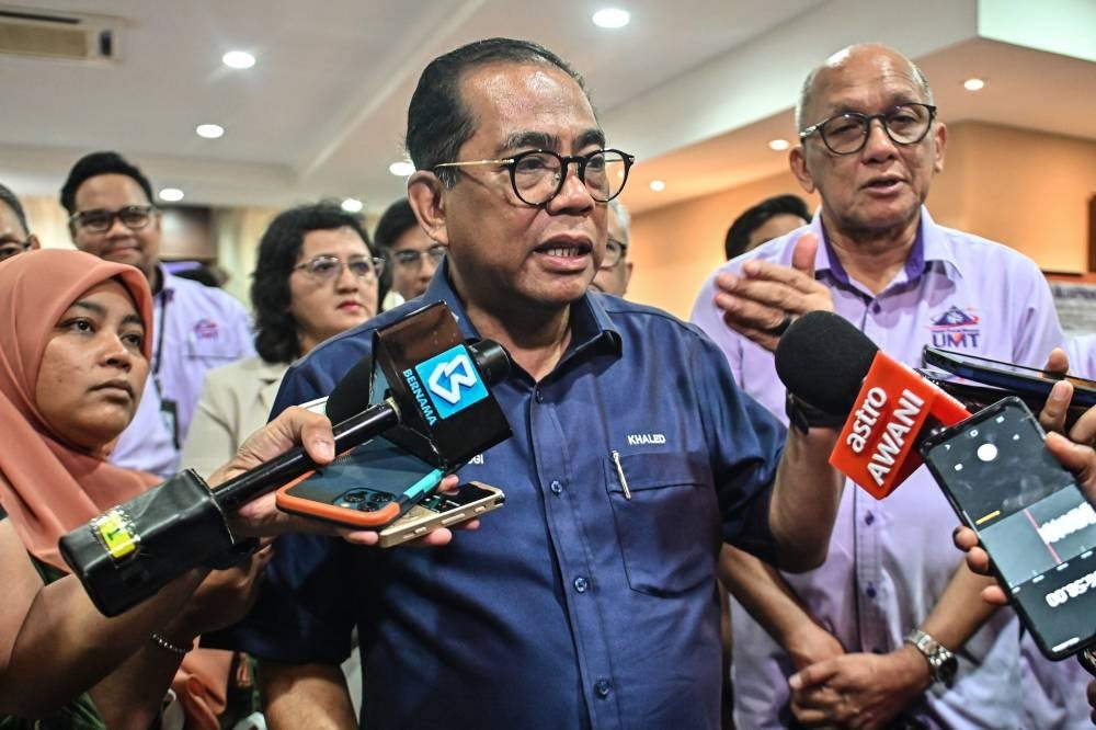 Minister of Higher Education, Datuk Seri Mohamed Khaled Nordin spoke to the media during an official visit to Universiti Malaysia Terengganu today - Photo by Bernama