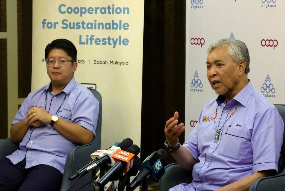 Youth in the country should embrace the cooperative movement and entrepreneurship to improve their level of income, says Deputy Prime Minister Datuk Seri Dr Ahmad Zahid Hamidi. - BERNAMA 