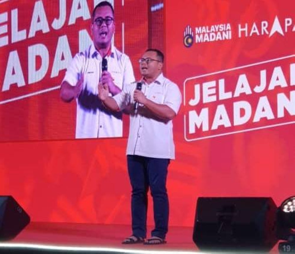 Sungai Tua candidate, Datuk Seri Amirudin Shari delivering his speech at Jelajah Madani Kg. Bahtera, Gombak - FILE PIX 