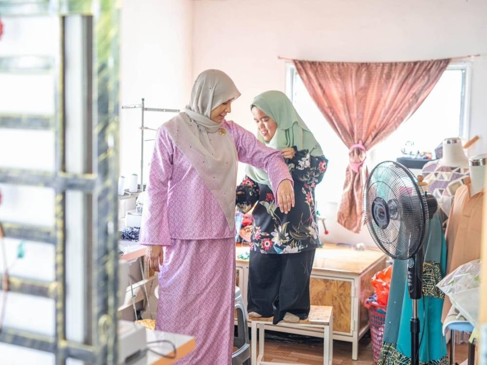 Nurul takes Nurul Izzah's measurements to create Baju Kurung 