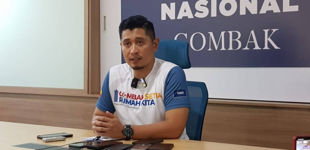 PN Gombak Setia candidate, Hilman Idham addresses media practitioners and social influencers in a press conference at Gombak Setia