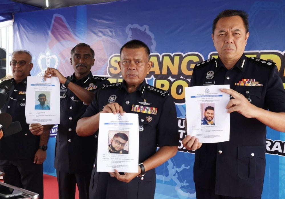 Johor Police Chief Datuk Kamarul Zaman Mamat and his officers showed the photo of the man wanted by the police- Photo by Bernama