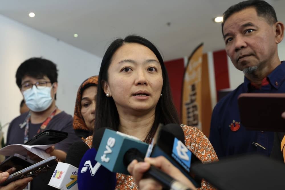 Youth and Sports Minister Hannah Yeoh after handing over the Jalur Gemilang to the national contingent to the VII Commonwealth Youth Games in Trinidad & Tobago from Aug 4 to 11. - Photo by Bernama
