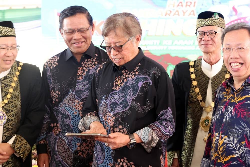 Sarawak Premier Tan Sri Abang Johari Tun Openg officiated the ceremony to commemorate the 35th anniversary of Kuching City Day at Tebingan Kuching today. - Photo by Bernama 