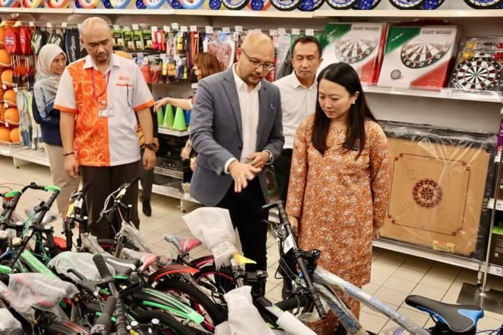 Hannah (right) with Sheikh Farouk at Aeon Big Klang today. Photo from Youths and Sports ministry's Facebook 