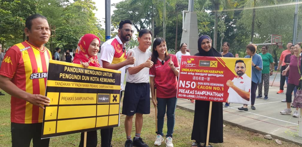 Teo Nie Ching (second from right) with Kota Kamuning candidate Preakas Sampunathan (third from left). (Photo by Ayesha Sheik Mazrul) 