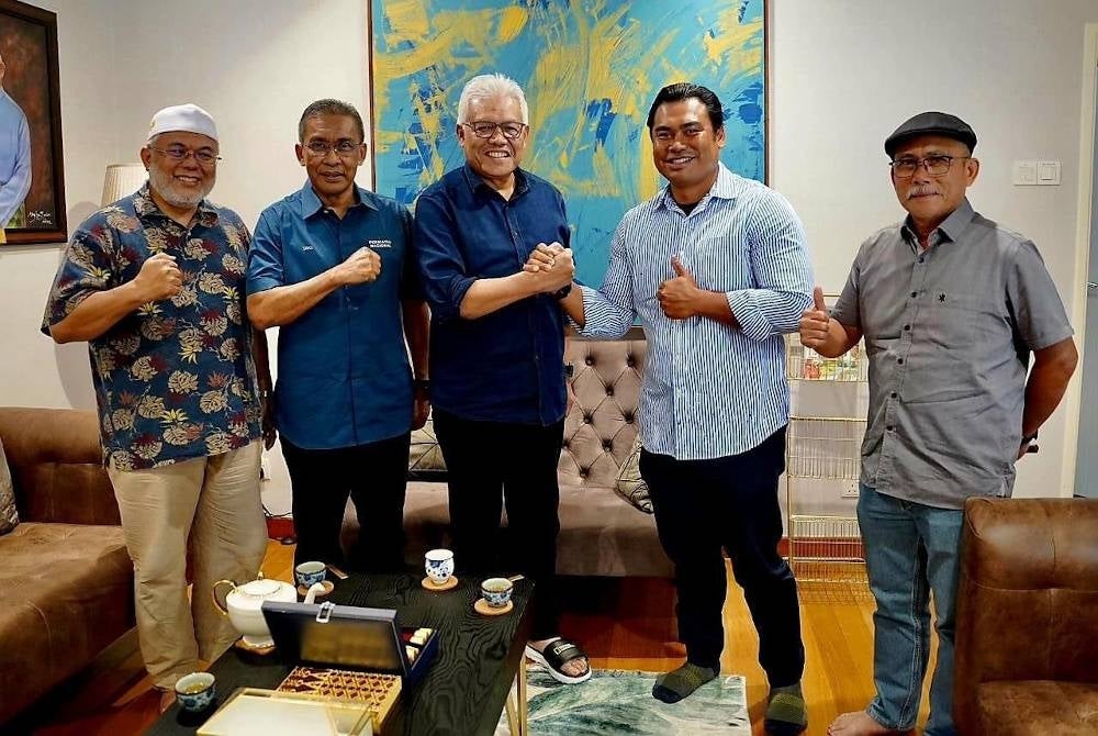Muqharabbin (second from right) with PN secretary-general, Datuk Seri Hamzah Zainudin (center) and Pas secretary-general, Datuk Seri Takiyuddin Hassan (second from left).
