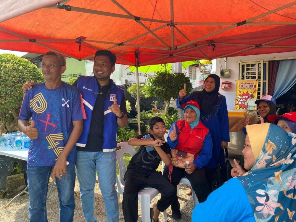 Barisan Nasional’s Telok Bahang candidate, Ahmad Zaki Shah Shah Haedan during his walkabout at Sungai Rusa, here.