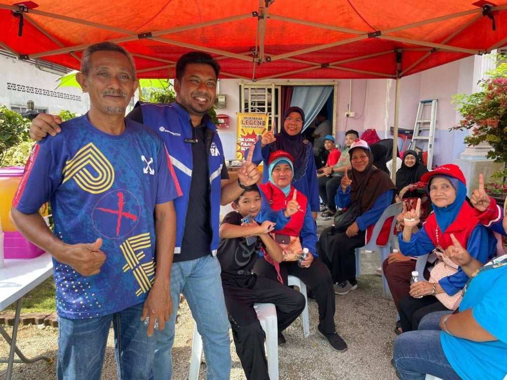 Zaki Shah (second from left) mingling with voters at Telok Bahang 
