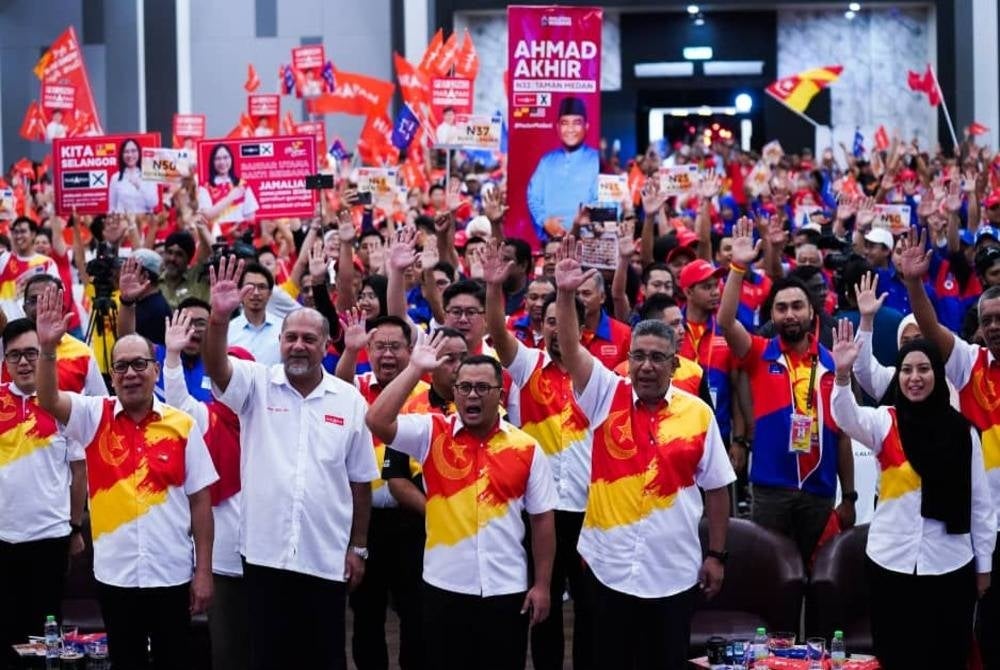 Datuk Seri Amirudin Shari alongside his peers and supporters after unveiling PH-BN's manifesto for the state election. Photo by Rosli Talib/SINAR