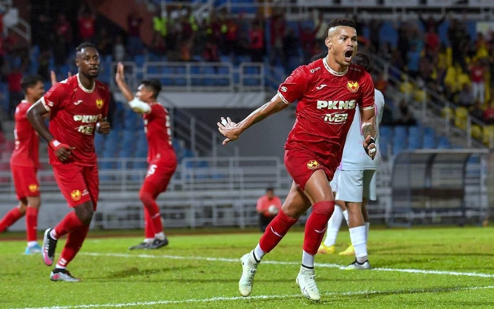 Selangor FC player Ayron Del Valle (right) celebrating after scoring against PDRM FC in the Malaysia Cup 2023 at the MBPJ Football Stadium. - Bernama PIX