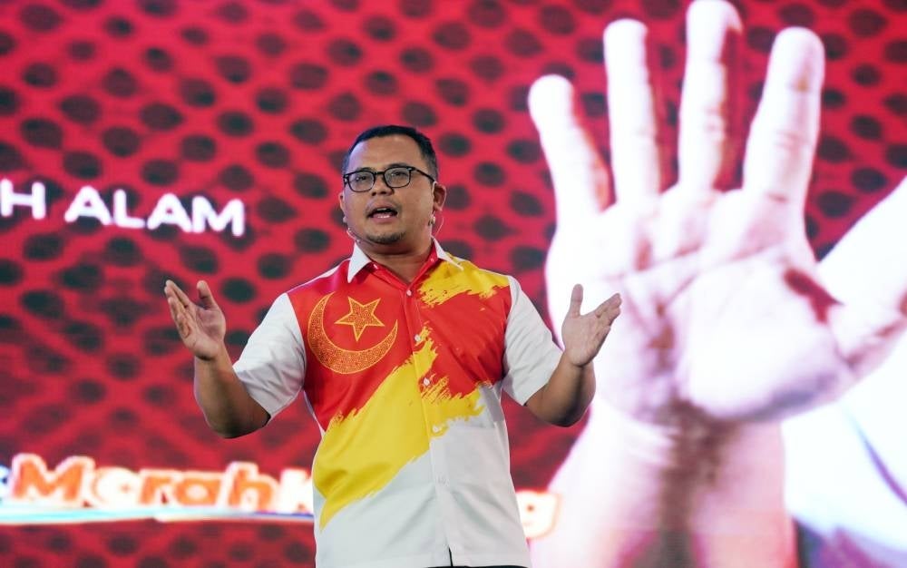 Amirudin warned that the opposition Perikatan Nasional (PN) only wants to destroy Selangor, which is the richest state in Malaysia. - FILE PIX