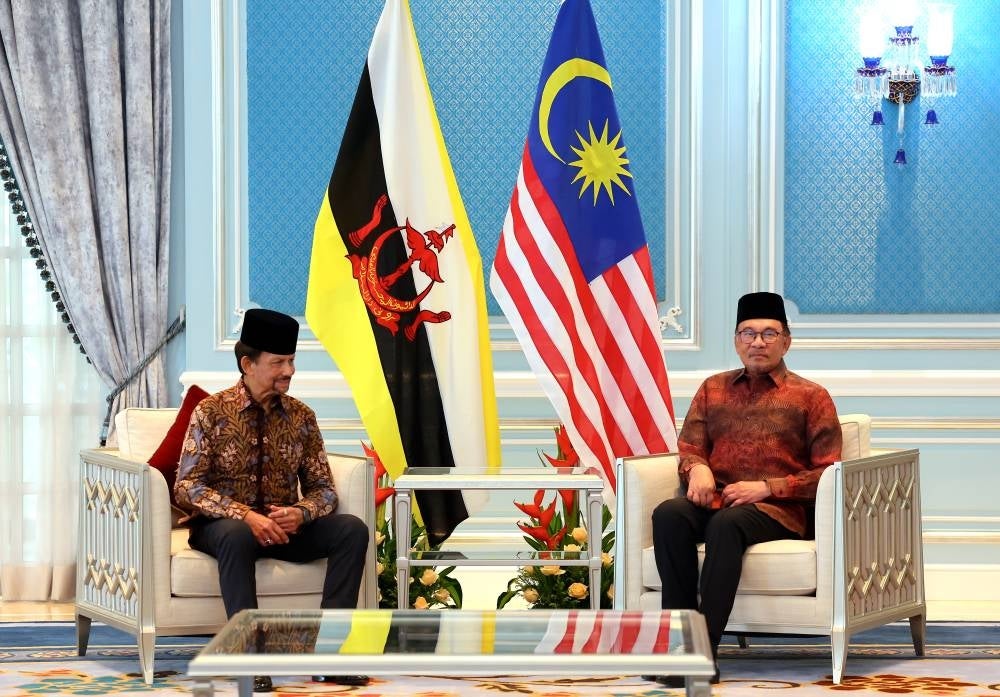 Prime Minister Datuk Seri Anwar Ibrahim during a discussion session with the Sultan of Brunei Sultan Hassanal Bolkiah- Photo by Bernama