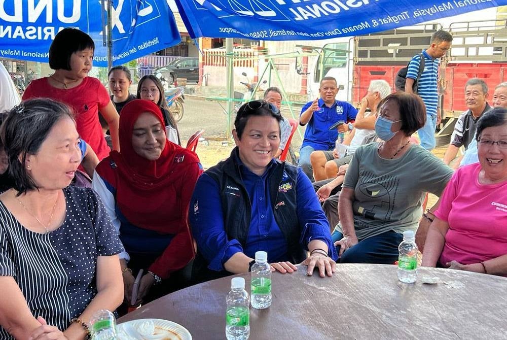 Azalina (third from the right) with Bibi Sharliza (second from the left) meeting with Bukit Gelugor, Kuala Pilah residents in a programme on Friday.