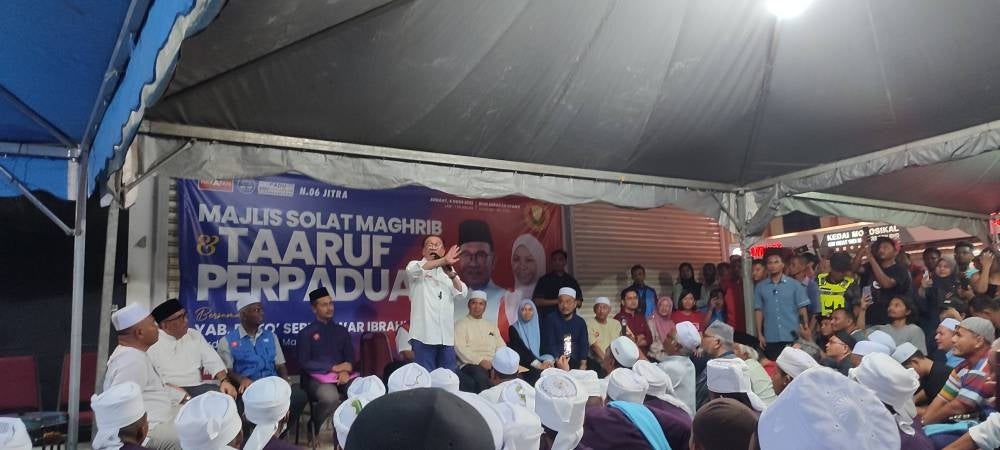 Datuk Seri Anwar Ibrahim speaking at the Pakatan Harapan (PH)-Barisan Nasional (BN) operations room compound in Jitra on Friday.