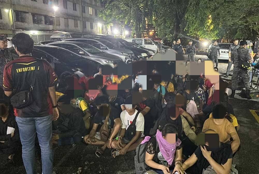 Kuala Lumpur Malaysian Immigration Dept arrests 425 immigrants in a raid at an apartment building in Kuala Lumpur today.