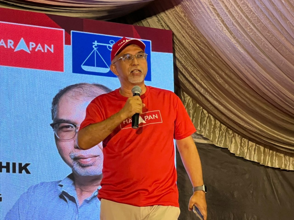 Balik Pulau MP Datuk Muhammad Bakhtiar Wan Chik was cheering the crowd on. (Photo by Kousalya Selvam)