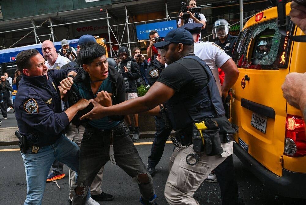 NEW YORK, NEW YORK - AUGUST 04: Members of the NYPD respond to the disruptions caused by large crowds during a "giveaway" event hosted by popular Twitch live streamer Kai Cenat in Union Square and the surrounding area on August 4, 2023 in New York City. (Photo by Alexi J. Rosenfeld / GETTY IMAGES NORTH AMERICA / Getty Images via AFP)