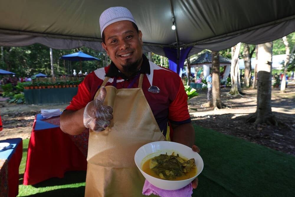 Muhammad Fairuz A. Rahman, 40, who runs the Pit Stop Sungai Kahang restaurant, also showcased his culinary skills by presenting a special dish called Ikan Lais Tempoyak, which is synonymous with the Kahang area, to Tunku Ismail, who leads this year’s royal convoy.
