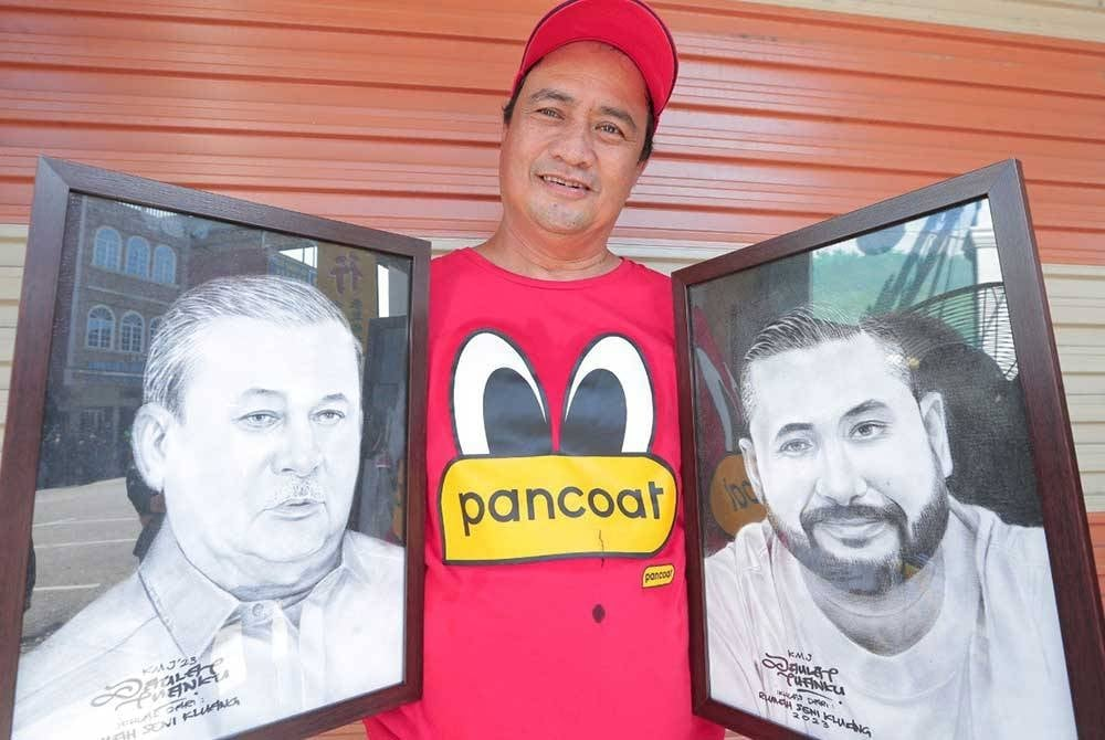 Zulkifli with the two portraits - Johor Media Club photo