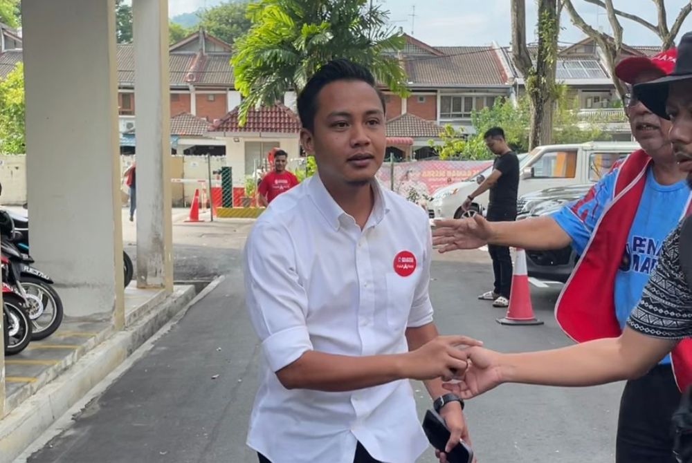 Pakatan Harapan (PH) candidate for Pantai Jerejak, Fahmi Zainol during his walkabout at Pangsapuri Mahsuri, Bayan Baru, today. - Photo by Nurul Atikah Sarji