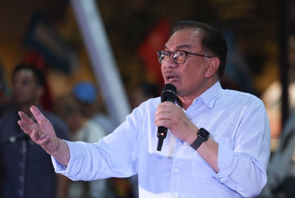 Prime Minister Datuk Seri Anwar Ibrahim who is also PH chairman at the Ceramah Jelajah Perpaduan Madani in Petaling Jaya, tonight. - Photo by Bernama