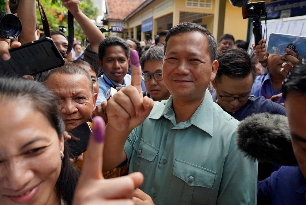 (FILES) Hun Manet, commander of the Royal Cambodian Army and eldest son of Prime Minister Hun Sen, shows his finger after he cast his vote at a polling station in Phnom Penh on July 23, 2023. (Photo by -STR / AFP)