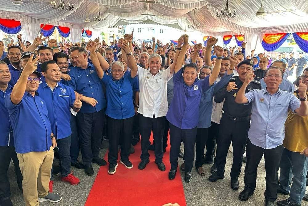 Zahid (centre) after celebrating the Community Development Department (Kemas) Potential Day and Smart Village Programme at the Indonesia-Malaysia-Thailand Golden Triangle (IMT-GT) Bukit Bunga Plaza, Tanah Merah on Monday.