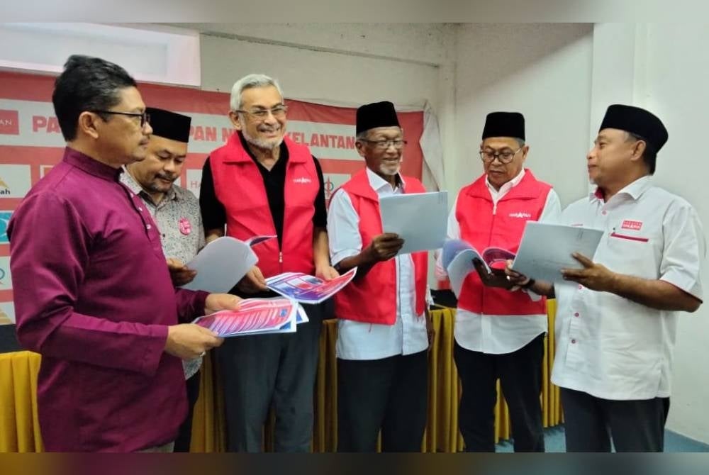 Kelantan Amanah chairman Khalid Abdul Samad (third from left) introduced Amanah candidates at a press conference on Monday.