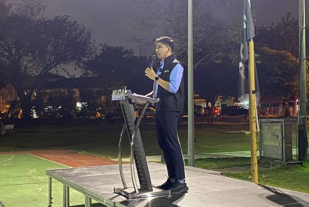 Muda's President, Syed Saddiq, giving his speech at the Ceramah Memperjuangkan Suara Rakyat at Taman Megah Basketball Court SS 24/20.