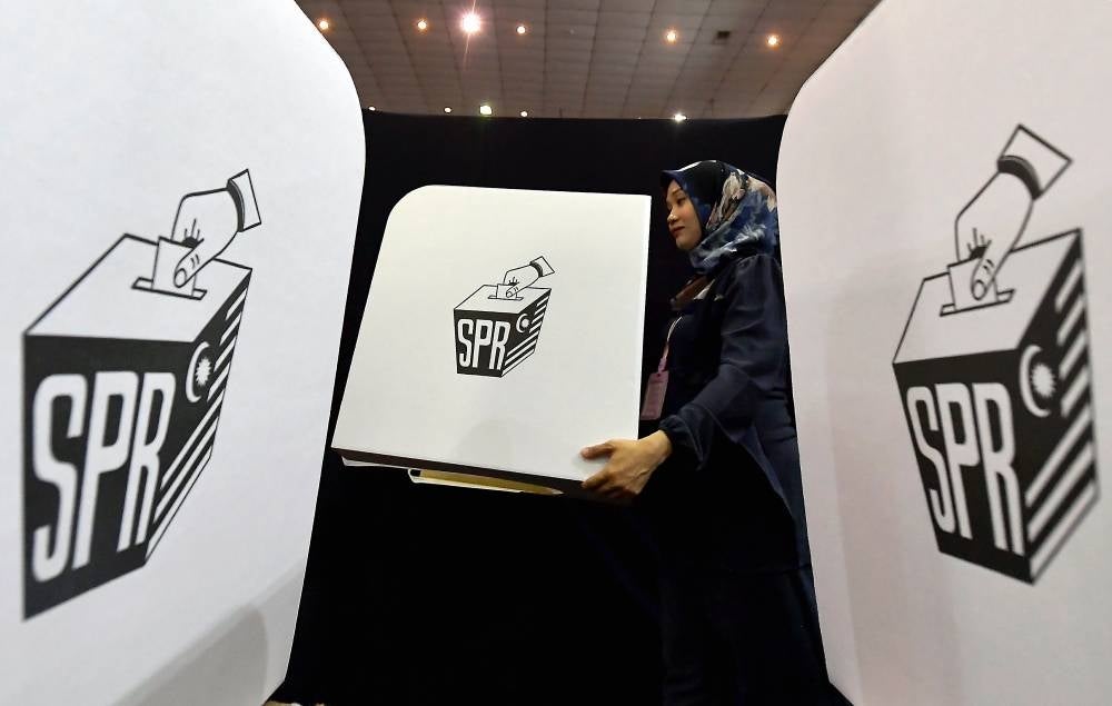 EC officers preparing for the early voting at the Selangor police contingent headquarters. Photo by Bernama