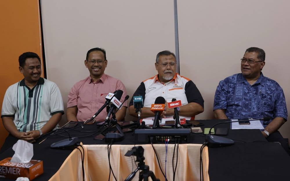 Johor Amanah chairman Aminolhuda Hassan (two, right) during a press conference after chairing the state Amanah Coordination Meeting last night. - Photo by Bernama