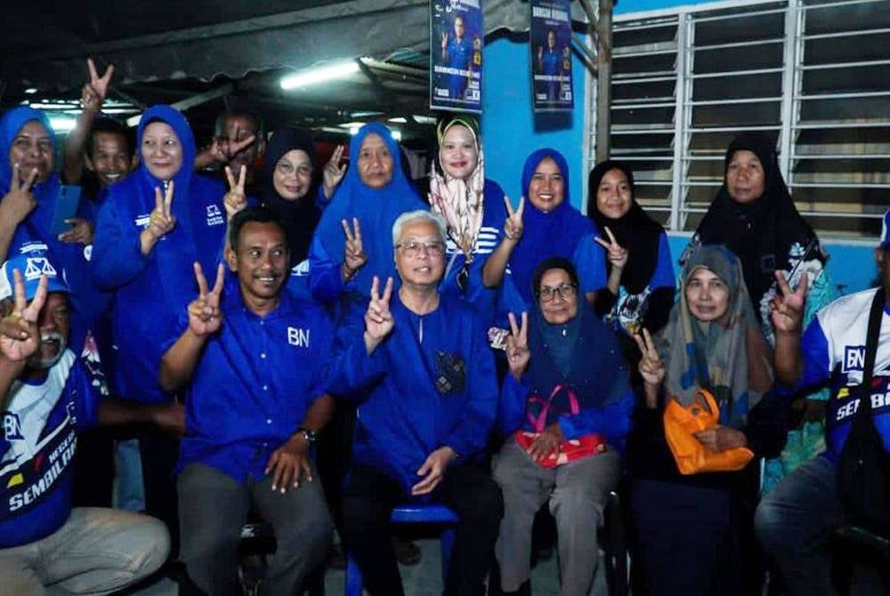 Ismail Sabri (seated, centre) while attending Kenduri Rakyat at Felda Sungai Kelamah.