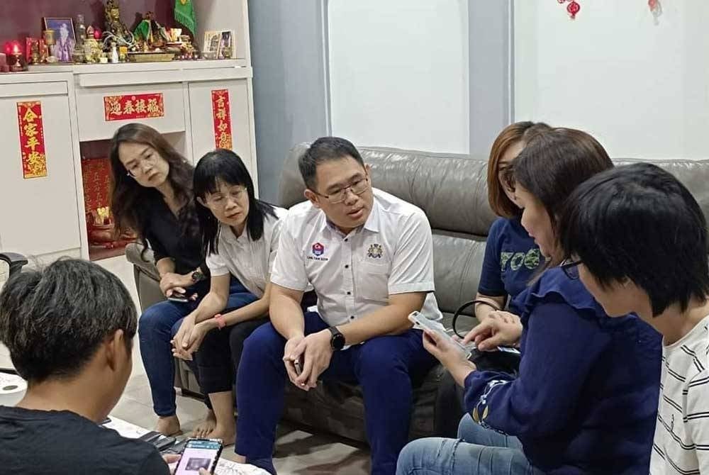 Tian Soon (third from left) meeting the family of the woman who allegedly died four days after undergoing a breast enlargement procedure - FILE PIX 