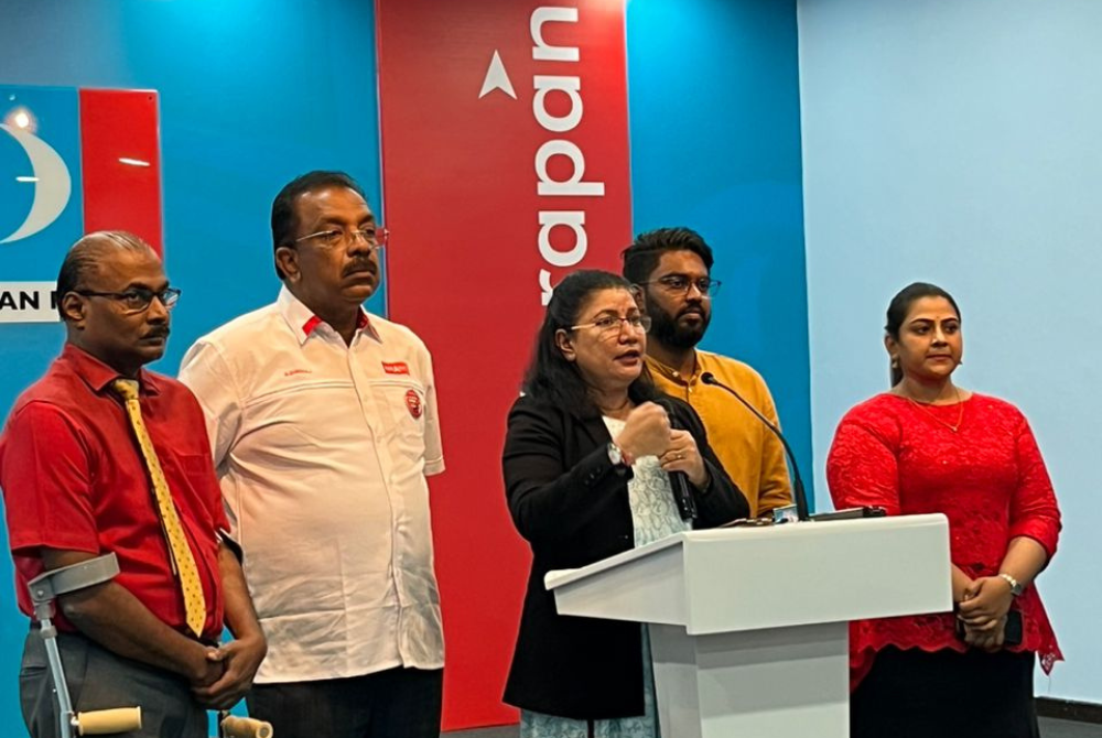 Saraswathy Kandasami (middle)