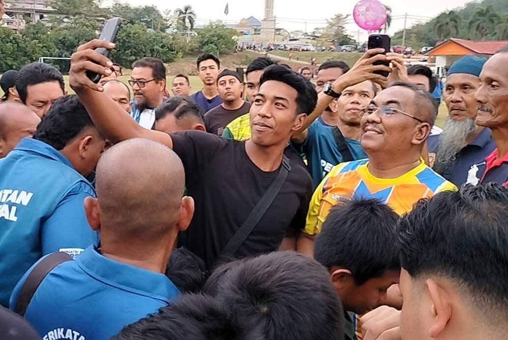 PN supporters taking the opportunity to take a selfie with Caretaker Kedah Menteri Besar Datuk Seri Muhammad Sanusi Md Nor- FILE PIX