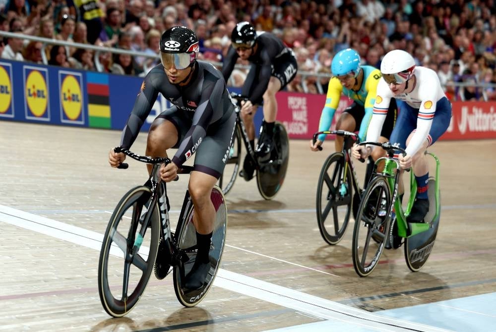 Azizulhasni (left) powers his way to the quarter-final of men’s elite keirin at the 2023 World Track Cycling Championships in Glasgow, Scotland, today.