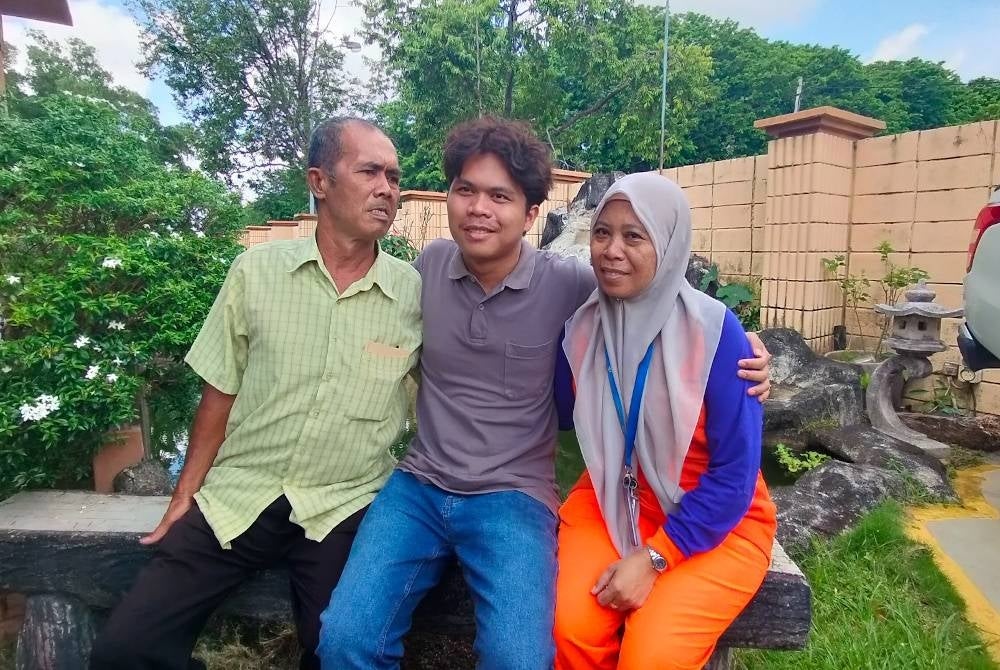 Jeffry Rais (centre) with his parents at the SWM Environment Melaka office in Cheng, today.